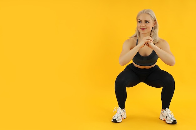 Konzept des gesunden Lebensstils mit sportlicher Frau auf gelbem Hintergrund