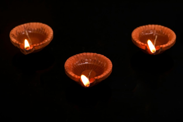 Konzept des indischen Festivals diwali Traditionelle Öllampen auf dunklem Hintergrund