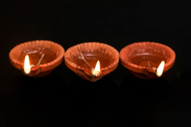 Konzept des indischen Festivals diwali Traditionelle Öllampen auf dunklem Hintergrund
