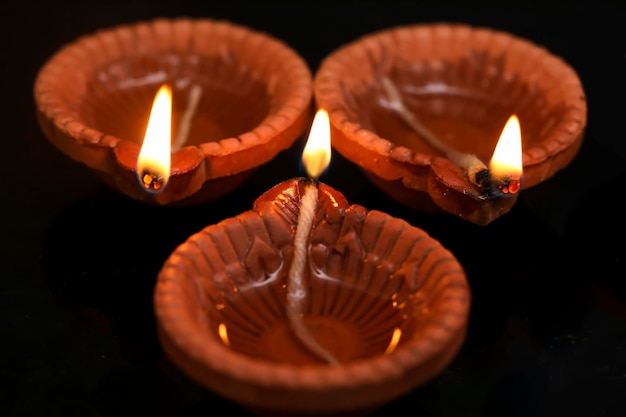 Konzept des indischen Festivals diwali Traditionelle Öllampen auf dunklem Hintergrund