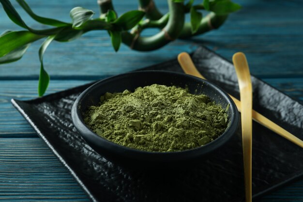 Konzept des japanischen Tees mit Matcha auf blauem Holztisch