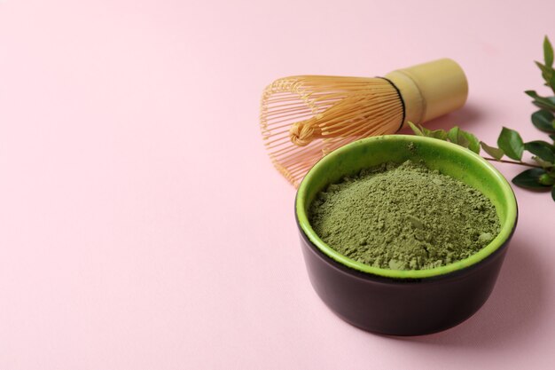 Konzept des japanischen Tees mit Matcha auf rosa Hintergrund