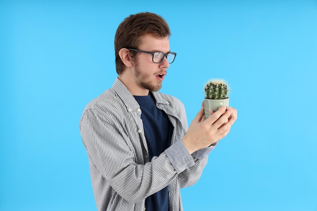 Konzept des jungen Mannes der Leute auf blauem Hintergrund