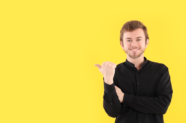 Konzept des jungen Mannes der Leute auf gelbem Hintergrund