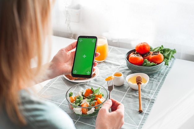 Foto konzept des kalorienzählens diätetischer ernährung online-shopping und online-bildung einer blonden frau