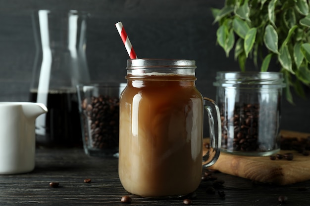 Konzept des kalten Getränks mit Eiskaffee auf Holztisch
