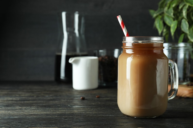 Konzept des kalten Getränks mit Eiskaffee auf Holztisch