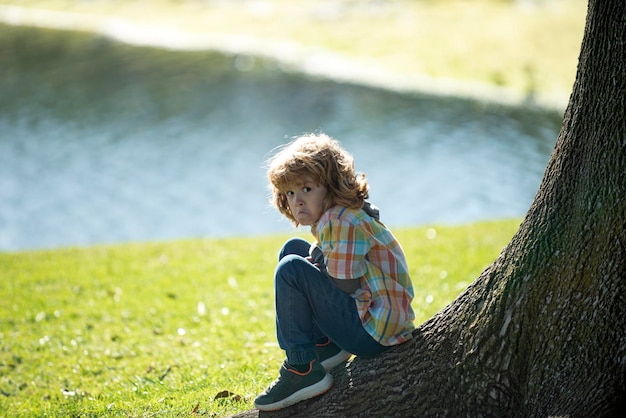 Konzept des Kindesmissbrauchs. Einsames depressives Kind. Einsamkeit Junge. Menschliche Depression, Probleme. Kinder Emotionen. Negativ, Nervenzusammenbruch.