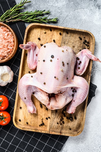 Konzept des Kochens des ganzen Poult. Zutaten Rosmarin, rosa Salz, Knoblauch und Kirschtomaten. Ansicht von oben.