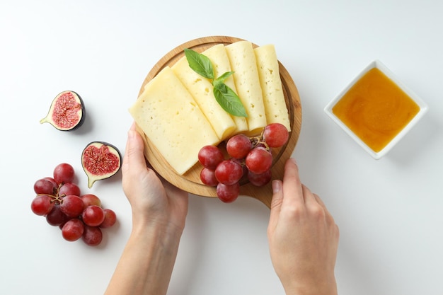 Konzept des Kochens Essen mit Hartkäse auf weißem Hintergrund