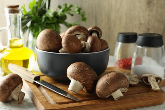 Konzept des Kochens mit Champignons auf weißem Holztisch