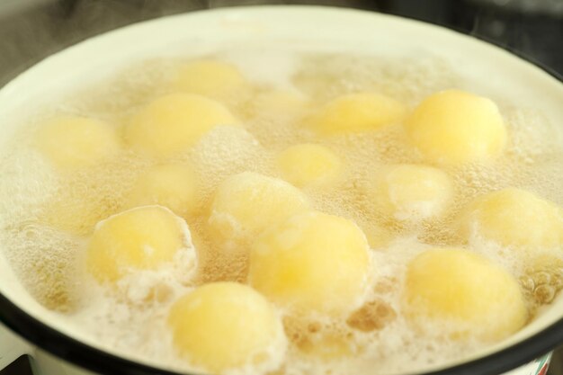 Konzept des Kochens mit gekochten jungen Kartoffeln