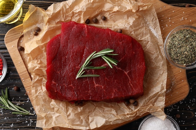 Konzept des kochens mit rohem steak, ansicht von oben