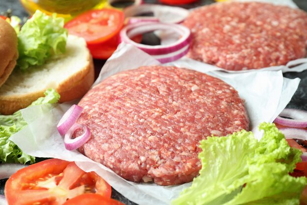 Konzept des Kochens von Burger mit Burgerzutaten, Nahaufnahme