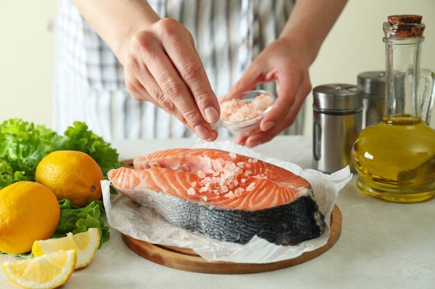 Konzept des Kochens von Lachs auf weißer strukturierter Oberfläche