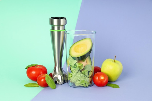 Konzept des Kochens von leckerem Essen mit einem Mixer