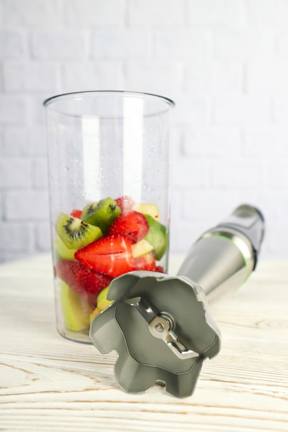 Konzept des Kochens von leckerem Essen mit einem Mixer
