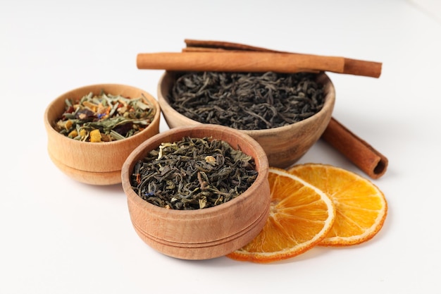 Konzept des kochens von tee mit verschiedenen teesorten auf weißem hintergrund