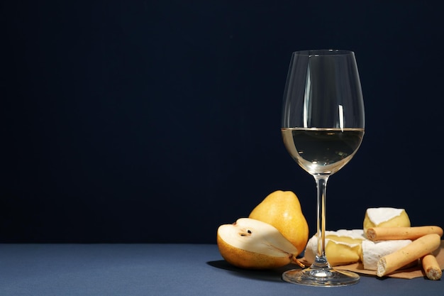 Konzept des köstlichen Alkoholgetränks Weinraum für Text