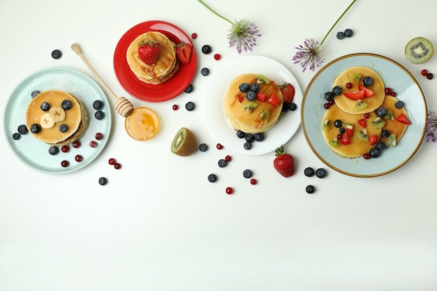 Konzept des köstlichen Desserts mit Pfannkuchen auf weißem Hintergrund