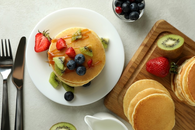 Konzept des köstlichen Desserts mit Pfannkuchen auf weißem strukturiertem Tisch