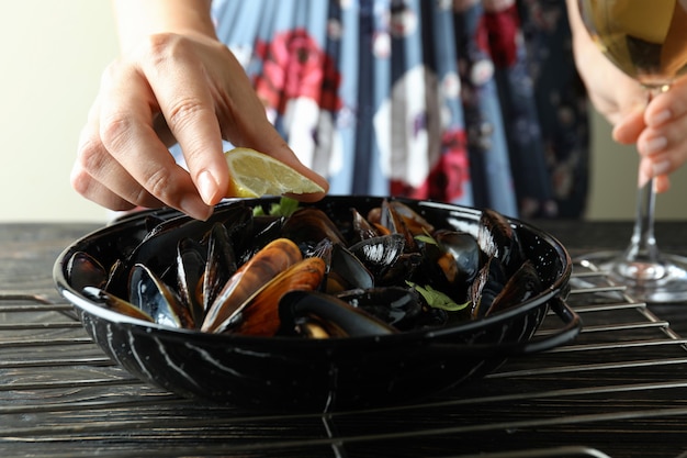 Konzept des köstlichen Essens mit Muscheln auf Holztisch