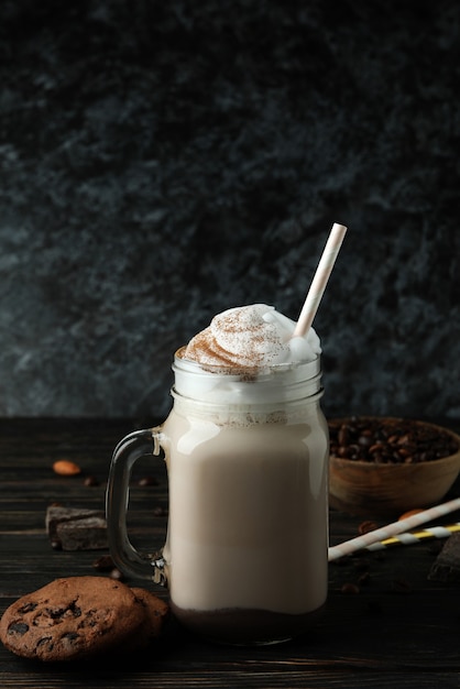 Konzept des köstlichen Essens mit Schokoladenmilchshake auf Holztisch