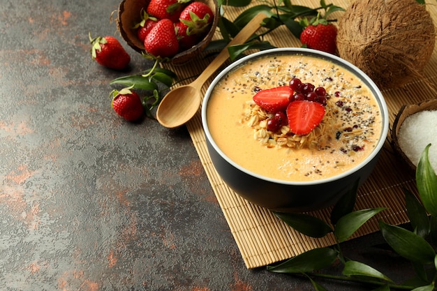 Konzept des köstlichen Essens mit Smoothie mit verschiedenen Zutaten Platz für Text