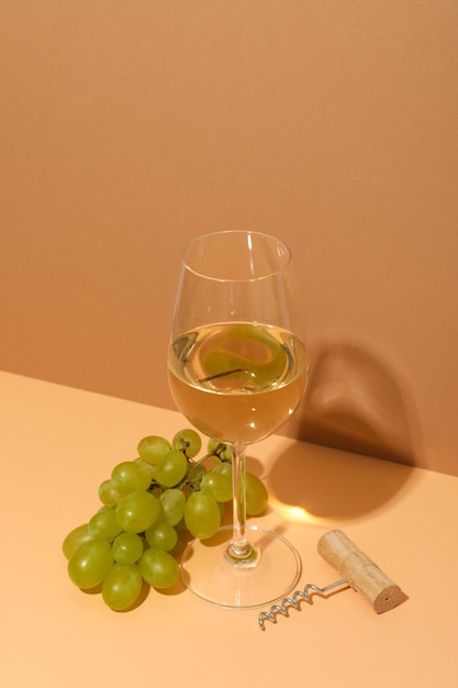 Konzept des leckeren Alkoholgetränks Weingetränk