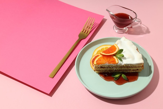 Konzept des leckeren Desserts mit Baisertorte mit Zitrusfrüchten