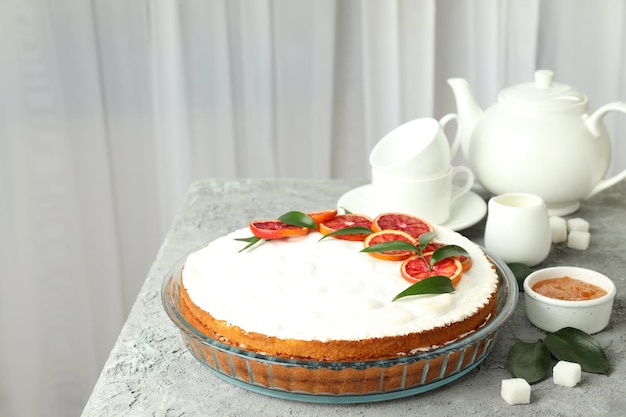 Konzept des leckeren Desserts mit Baisertorte mit Zitrusplatz für Text