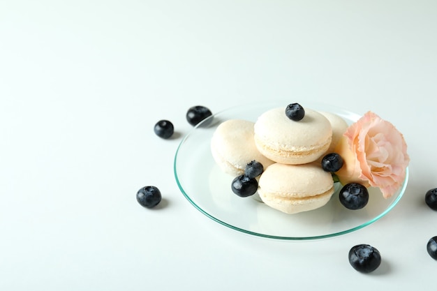 Konzept des leckeren Desserts mit Makronen auf weißem Hintergrund