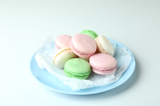 Konzept des leckeren Desserts mit Makronen auf weißem Hintergrund