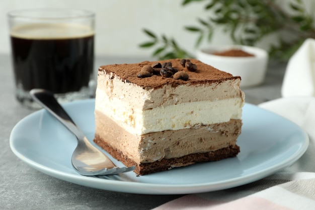 Konzept des leckeren Desserts mit Tiramisu-Kuchen aus nächster Nähe