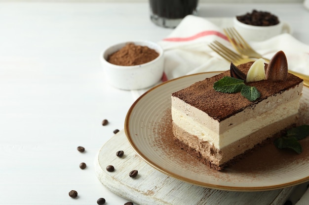 Konzept des leckeren Desserts mit Tiramisu-Kuchenplatz für Text