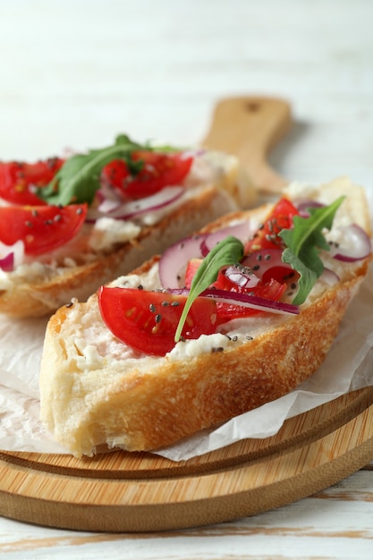 Konzept des leckeren Essens mit Bruschetta-Snacks auf weißem Holztisch