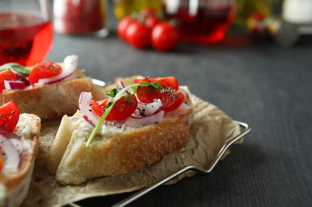 Konzept des leckeren Essens mit Bruschetta-Snacks