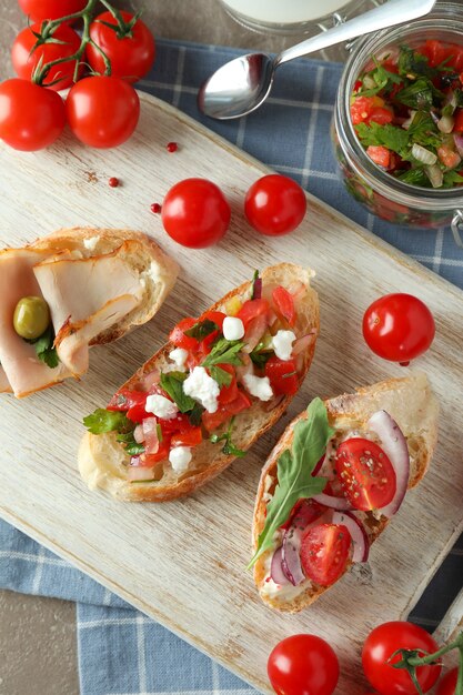 Konzept des leckeren Essens mit Bruschetta-Snacks