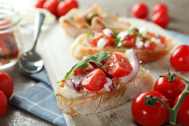 Konzept des leckeren Essens mit Bruschetta-Snacks