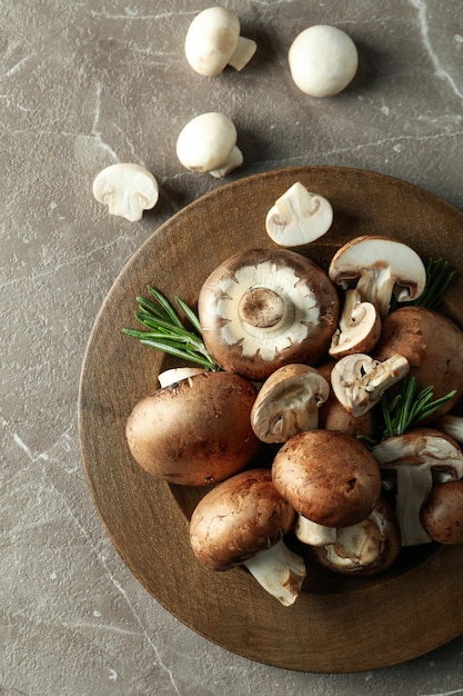 Konzept des leckeren Essens mit Champignon auf grauem strukturiertem Hintergrund