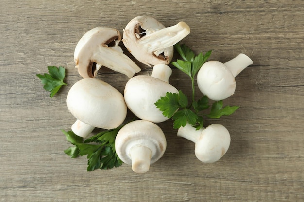 Konzept des leckeren Essens mit Champignons auf Holz