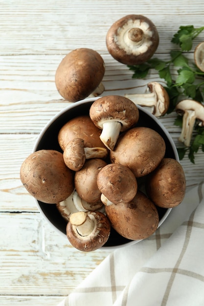 Konzept des leckeren Essens mit Champignons auf Weiß