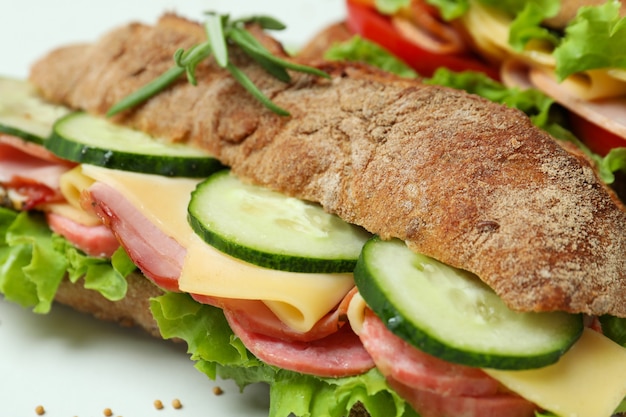 Konzept des leckeren essens mit ciabatta-sandwiches, nahaufnahme