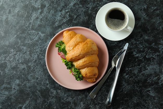 Konzept des leckeren Essens mit Croissant-Sandwich, Ansicht von oben