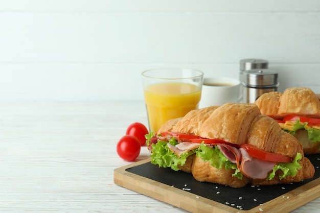 Konzept des leckeren essens mit croissant-sandwich