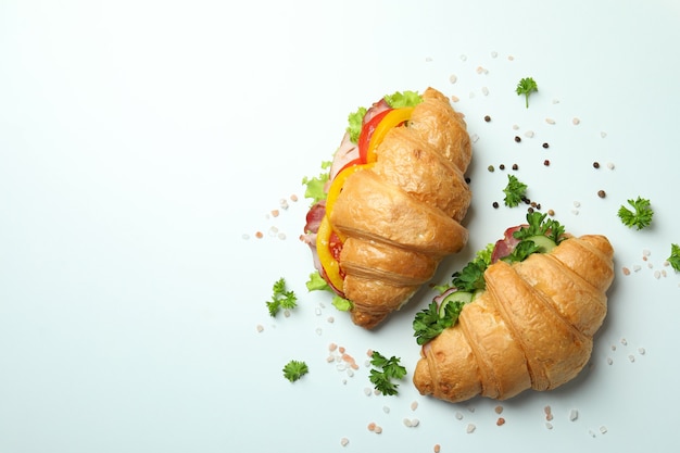 Konzept des leckeren Essens mit Croissant-Sandwiches