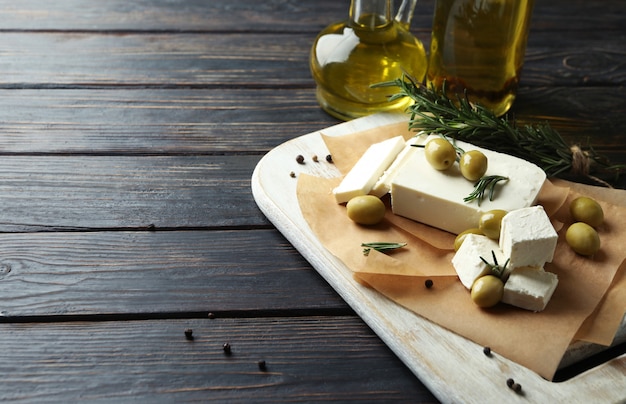 Konzept des leckeren Essens mit Feta-Käse auf Holz