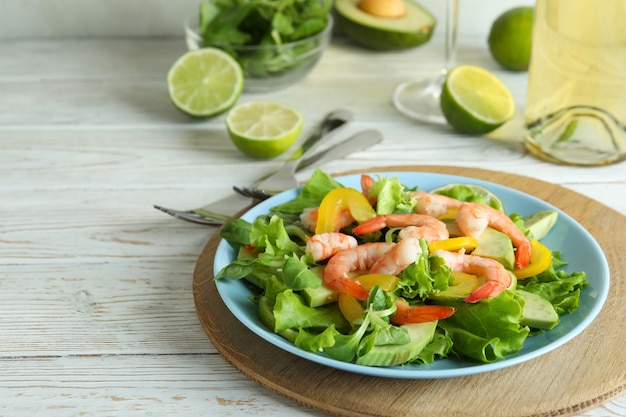 Konzept des leckeren Essens mit Garnelensalat auf Holztisch