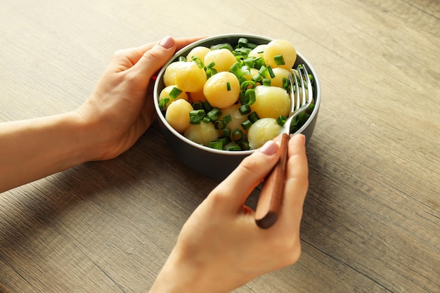 Konzept des leckeren Essens mit gekochten jungen Kartoffeln