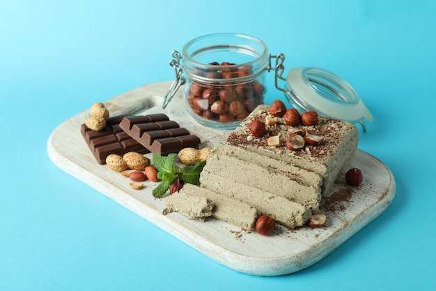 Konzept des leckeren Essens mit Halva auf blauem Hintergrund